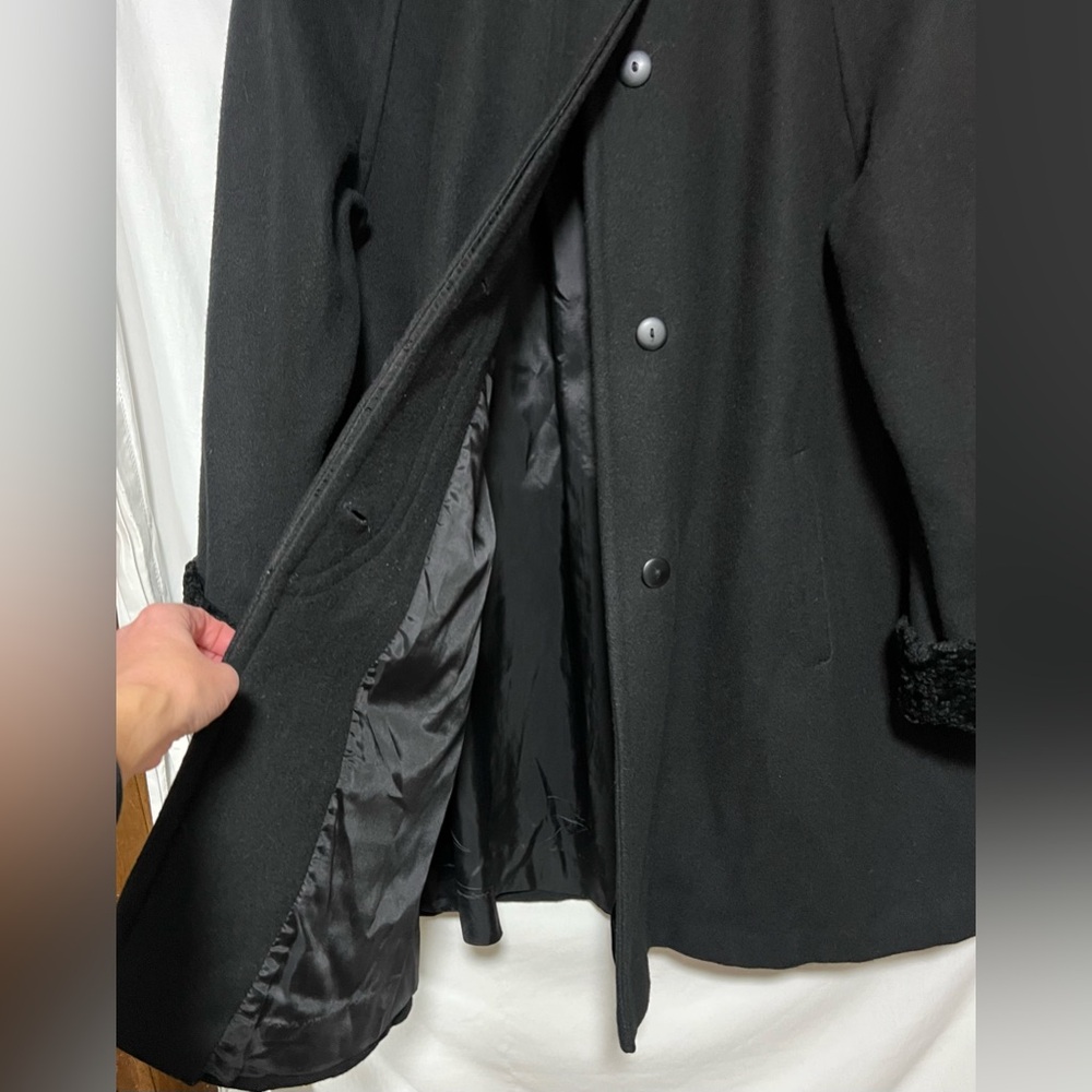 VINTAGE Karizma Long Black Wool Coat Cape Faux Fur Trim Gold Button Classic 70’s - Picture 4 of 16